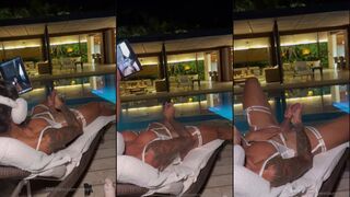 Laura Saenz se masturbe en lingerie blanche au bord de la piscine