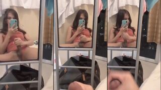 Erin Oliveira si masturba davanti allo specchio