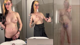 Mommy Ren - Transexual cachonda masturbándose la polla grande en la ducha