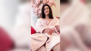 Alaska Hotmess Masturbates In Bath Robe