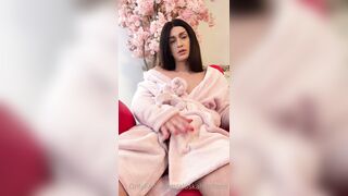 Alaska Hotmess Masturbates In Bath Robe