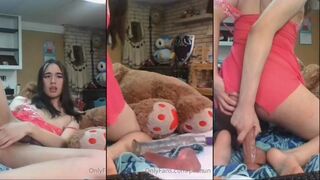 Pixinun chevauchée anale avec un gode et du lubrifiant devant la webcam en direct