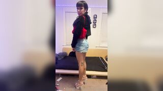 Ariaaaxxx Gets Ready For Walk