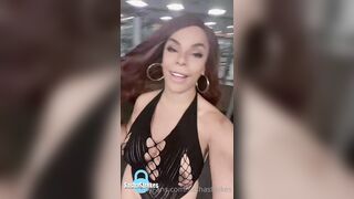 Sasha Strokes And Blows Risky Double Cumshot In The Gym